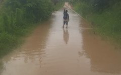 Chuva alagou estrada da zona rural de Maragogi