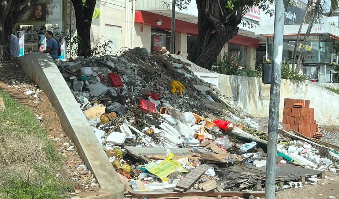 Comerciantes denunciam acúmulo de entulhos e lixo na Praça Manoel André, em Arapiraca