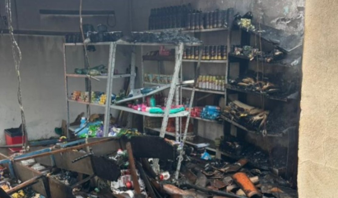 Alimentos perdidos e telhado destruído: veja imagens do estrago após incêndio em mercadinho de Arapiraca