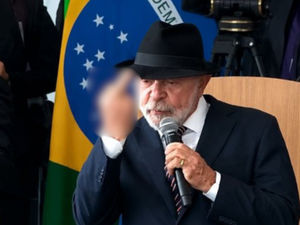 Lula mostra dedo do meio durante evento oficial do governo