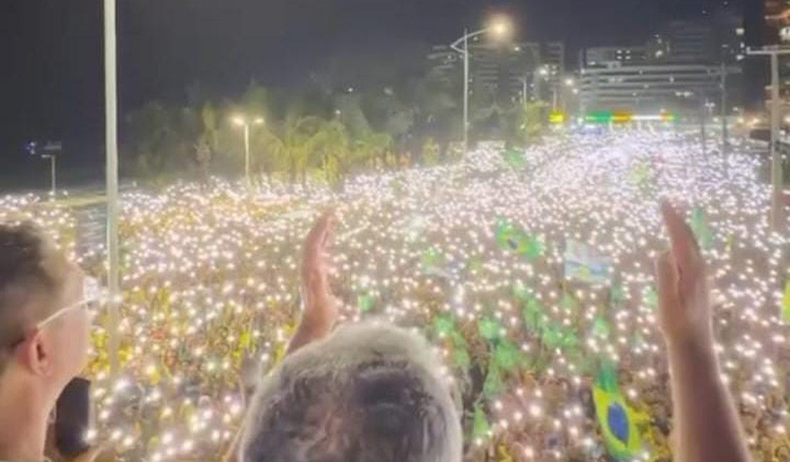 Oração do Pai-Nosso ilumina e emociona multidão no ato da direita em Maceió