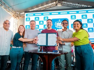 Governador autoriza construção de creche e entrega obras do Minha Cidade Linda, em Messias