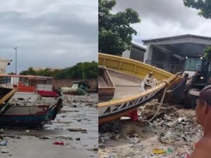 Ressaca do mar arrasta embarcações e danifica calçadão em Maceió