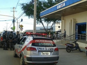 Homem com problemas mentais ameaça quebrar porta de agência da Caixa