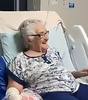 Noiva visita avó após casamento e emociona internautas