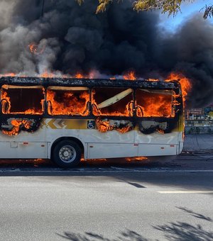 [Vídeo] Ônibus é completamente tomado pelo fogo na Avenida Fernandes Lima