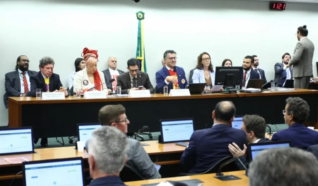 Comissão especial aprova PEC da 6×1 na Câmara; texto vai ao plenário