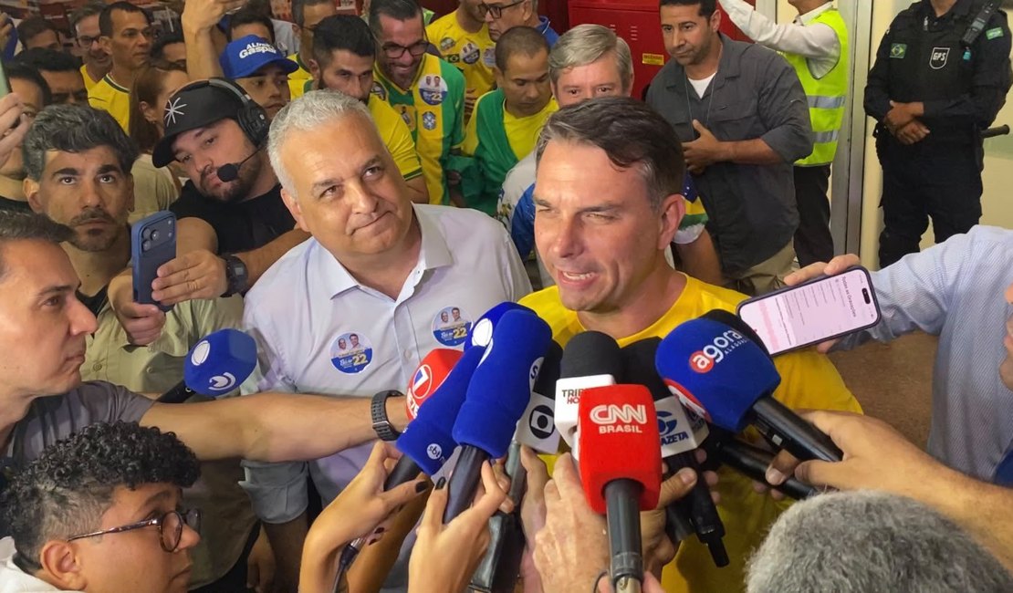 'Aqui, o nosso candidato é o JHC', afirma Flávio Bolsonaro ao chegar em Alagoas
