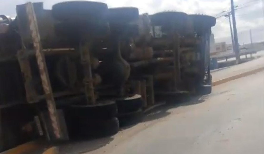 Caçamba cheia de entulho tomba em curva na AL-110 em Arapiraca