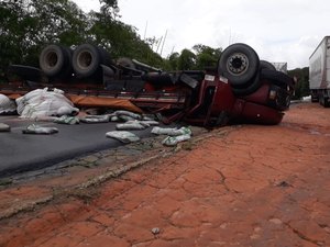 Caminhão tomba na BR-101 com produtos da Usifértil 