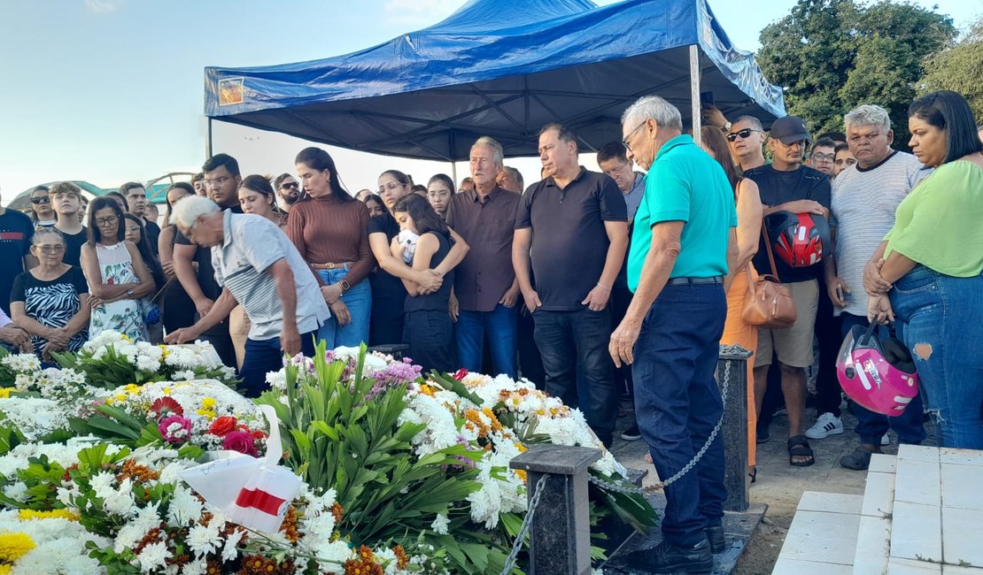 [Video] Vereador Fabiano Leão sepulta filha de 25 anos em Arapiraca: 'Estou despedaçado'