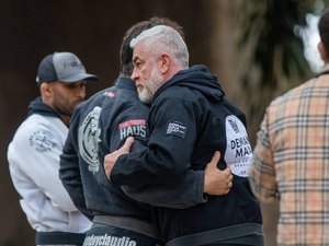 Lutadores vão de quimono a velório de Leandro Lo para homenagear campeão