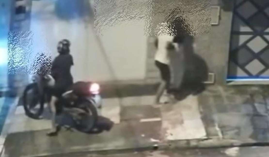 [Vídeo] Mulher é assaltada à mão armada no bairro do Poço