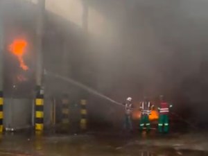 Incêndio em lixo dentro de galpão mobiliza bombeiros na BR-316, em Pilar