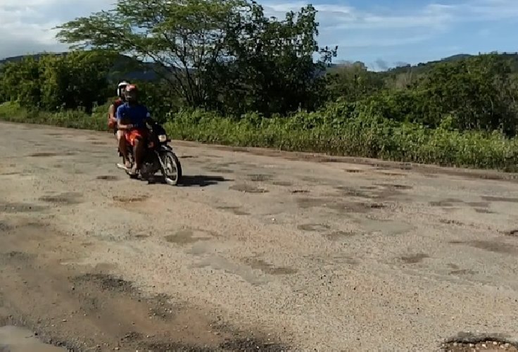 Buracos em rodovias recém pavimentadas causam acidentes com vítimas no Sertão