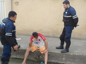 Vítima se nega a esperar atendimento, vai embora de hospital e precisa ser socorrido