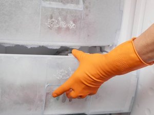 Homem mantém corpo da esposa na geladeira por 8 anos para receber pensão