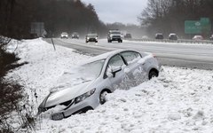 Carro saiu da rodovia 684, em Nova York, após nevasca na quinta-feira (15)