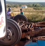 Caminhão que transportava insumos tomba na AL-220 em São José da Tapera
