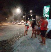 Moradores da Santa Lúcia, em Maceió, protestam contra a falta de água e bloqueiam avenida