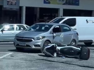 [Vídeo] Colisão entre carro e motocicleta é registrada próximo ao Parque Centenário