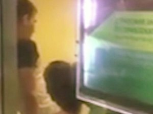 Casal é flagrado fazendo sexo oral em banco e vídeo viraliza na web