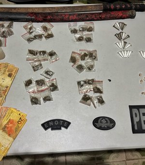 Dupla é presa com maconha, crack, cocaína e uma espada katana em Arapiraca