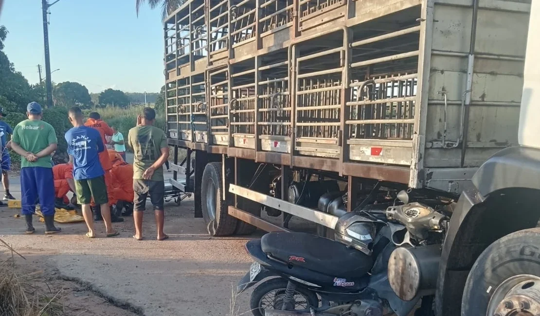 Colisão entre moto e caminhão deixa dois feridos na zona rural de Arapiraca