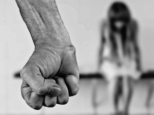 Homem é preso por agredir filhas e causar violência psicológica em Maceió