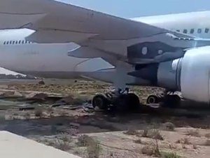 Avião sai da pista em manobra e fica preso em aeroporto da Líbia; veja