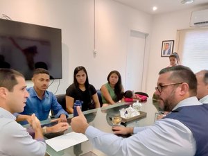 Após protesto, Leonardo Dias intermedeia reunião entre Semed e pais de alunos em Riacho Doce