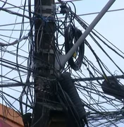 Além de poluir a paisagem, emaranhado de fios em postes de energia geram riscos à população