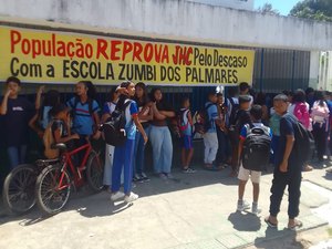 Pais e alunos protestam contra precariedade na Escola Zumbi dos Palmares em Maceió