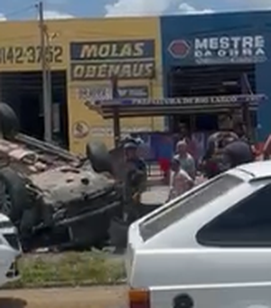 Carro capota na BR-104, em Rio Largo, nas proximidades do acesso ao aeroporto