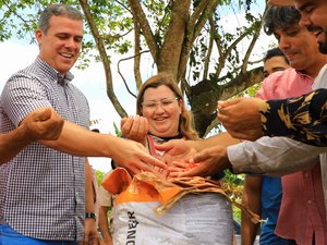 Maykon Beltrão participa do início de plantio de milho em assentamento de Porto Calvo