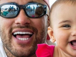 Filha de Neymar surge sorrindo e detalhe impressiona: 'Idênticos'