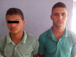 Moto com queixa de roubo é apreendida com  irmãos