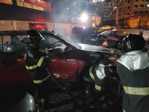 Homem é socorrido após incêndio em veículo na Avenida Gustavo Paiva em Maceió