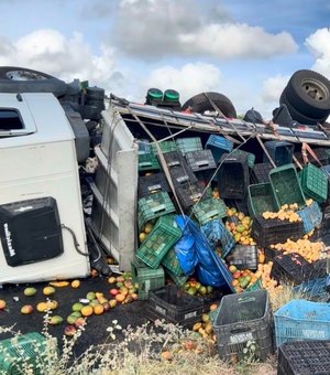 Caminhão carregado de frutas tomba na BR-423, em Delmiro Gouveia