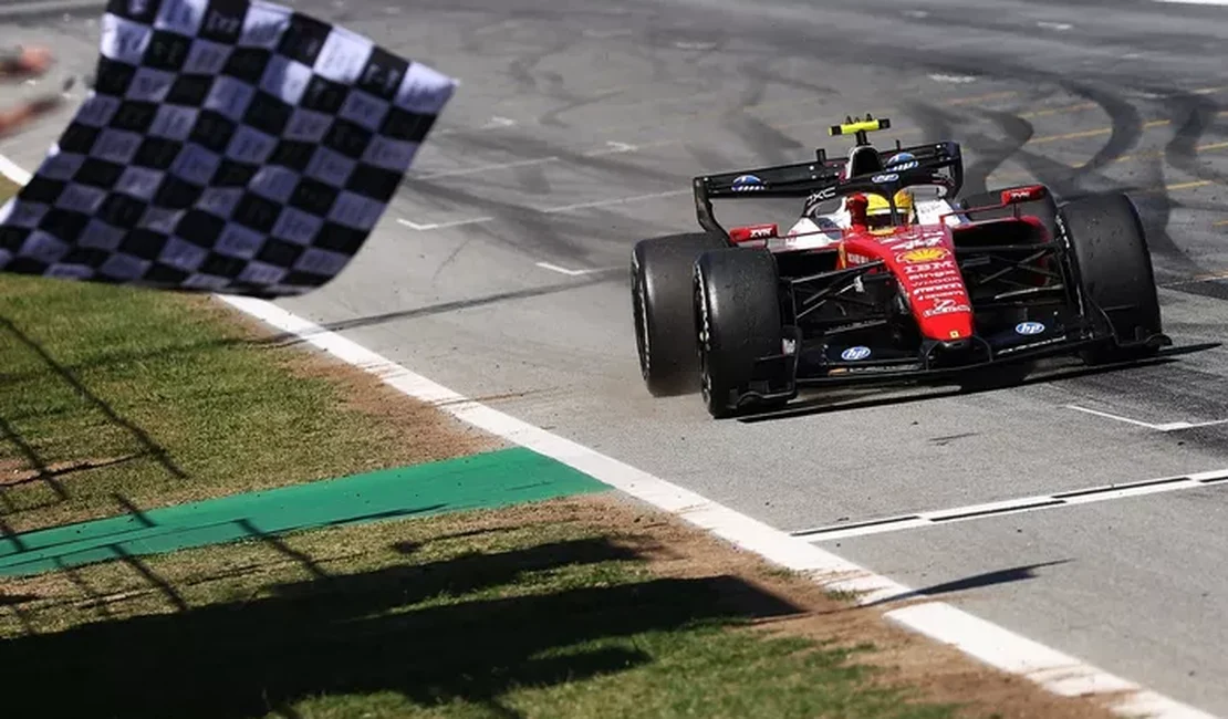 Hamilton conquista primeira vitória pela Ferrari e volta ao topo da Fórmula 1 em Barcelona