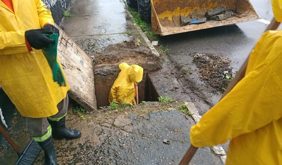 Equipes de manutenção de vias estão em pontos de alagamentos em Maceió