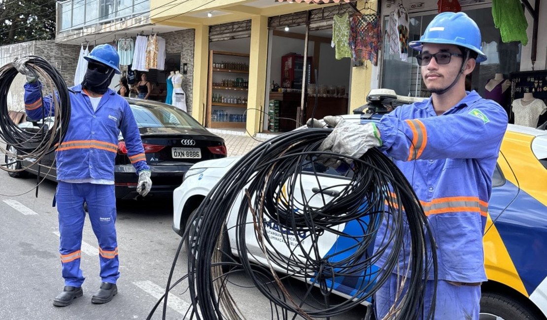 Prefeitura de Maceió inicia retirada de fios sem uso dos postes no Pontal da Barra