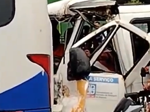 Motorista de van fica ferido após colidir com caminhão na Via Expressa