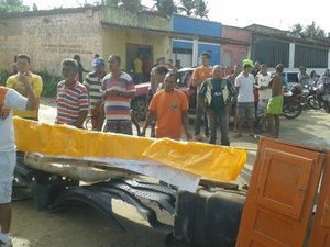 Moradores interditam principal rua do bairro Canafístula, em Arapiraca