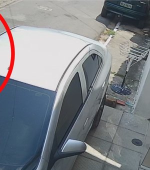 [Vídeo] Dupla em motocicleta rouba moto e celulares em Fernão Velho, em Maceió