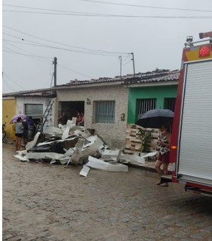 [Vídeo] Incêndio destrói cômodo de residência em São Sebastião