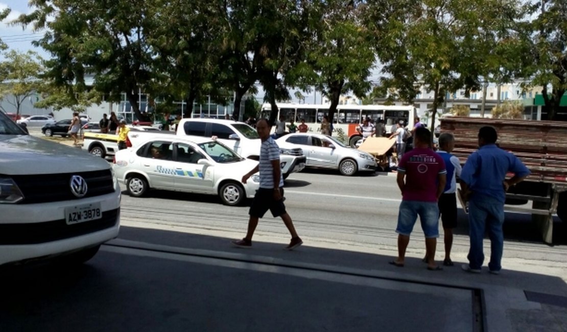 Casal de idosos é atropelado ao atravessar avenida fora da faixa