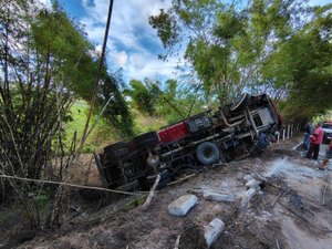 Equipe do Departamento Estadual de Aviação resgata vítima de acidente com caçamba em Rio Largo