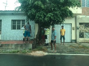 Homem é agredido por populares ao tentar furtar materiais de obra na Pajuçara