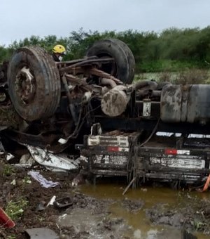 Motorista fica ferido em capotamento de caminhão na AL 115, em Palmeira dos Índios